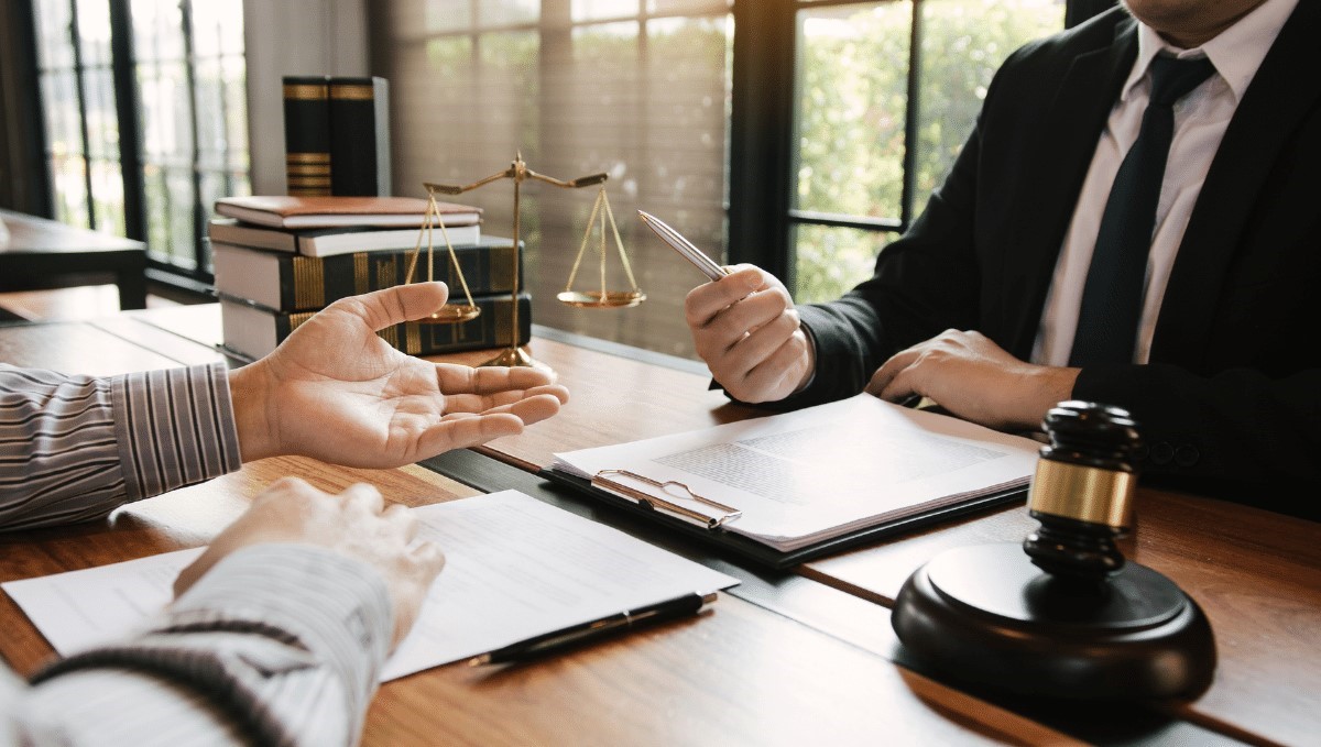 فرق وکیل با مشاور حقوقی چیست؟